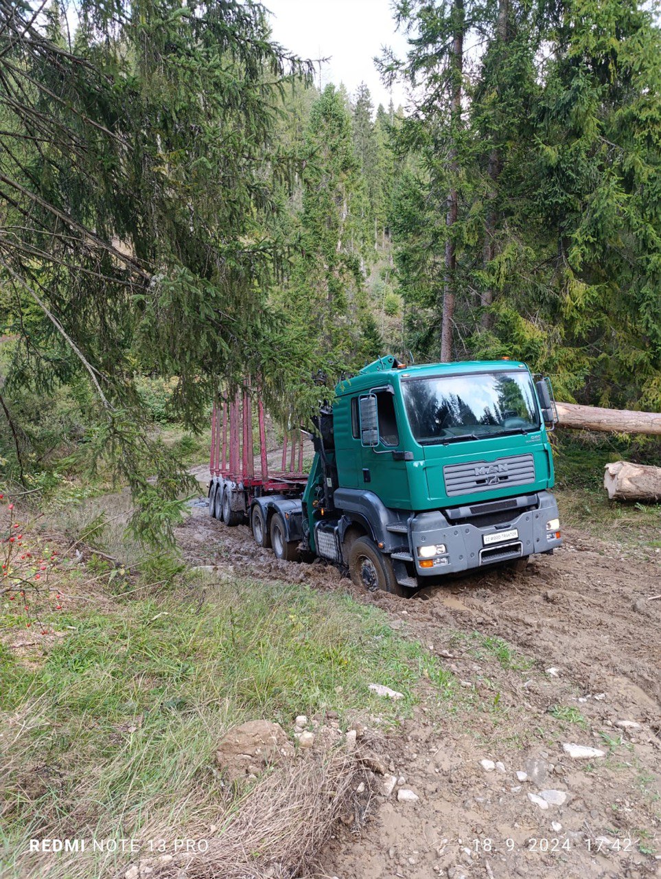 Terénna doprava dreva v lese, MAN kamión na lesných cestách, preprava zo ťažko dostupných lokalít